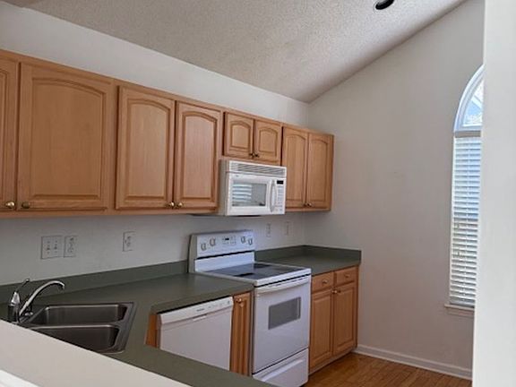 4th image of 195 Pembroke Ln
