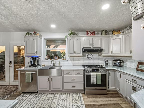 4th image of 19989 Meadow Bend Rd