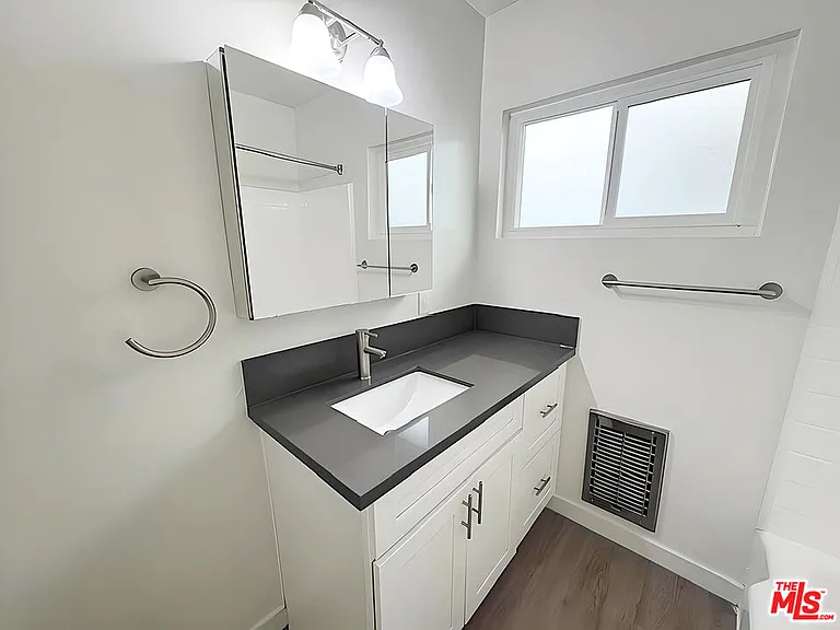 228 S Mariposa Ave #2 — Photo 11