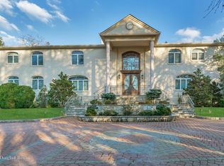 5 Black Oak Ct, Dix Hills, NY 11746