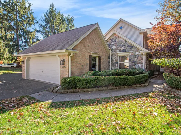4506 Golf View Dr, Brighton, MI 48116