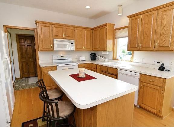 4th image of 451 Mission Hills Ct