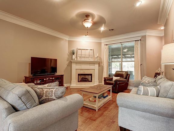 5th image of 607 Southlake Cir