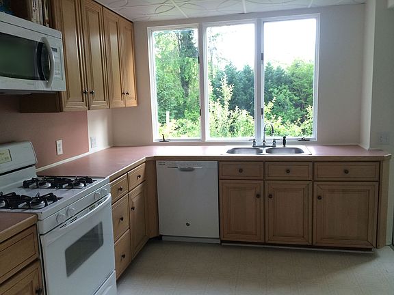 5th image of 525 3rd Ave W