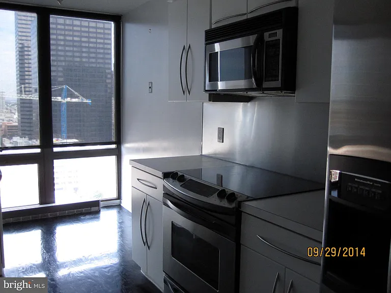 2020 Walnut St #20H — Photo 9