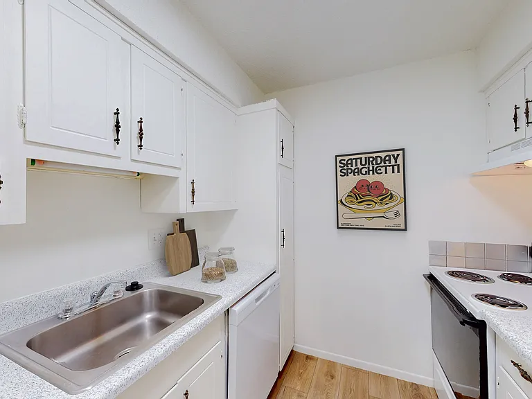 Riviera Apartments — Photo 14