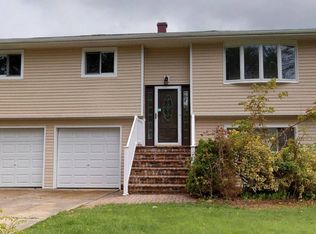 6 Frank St, Smithtown, NY 11787