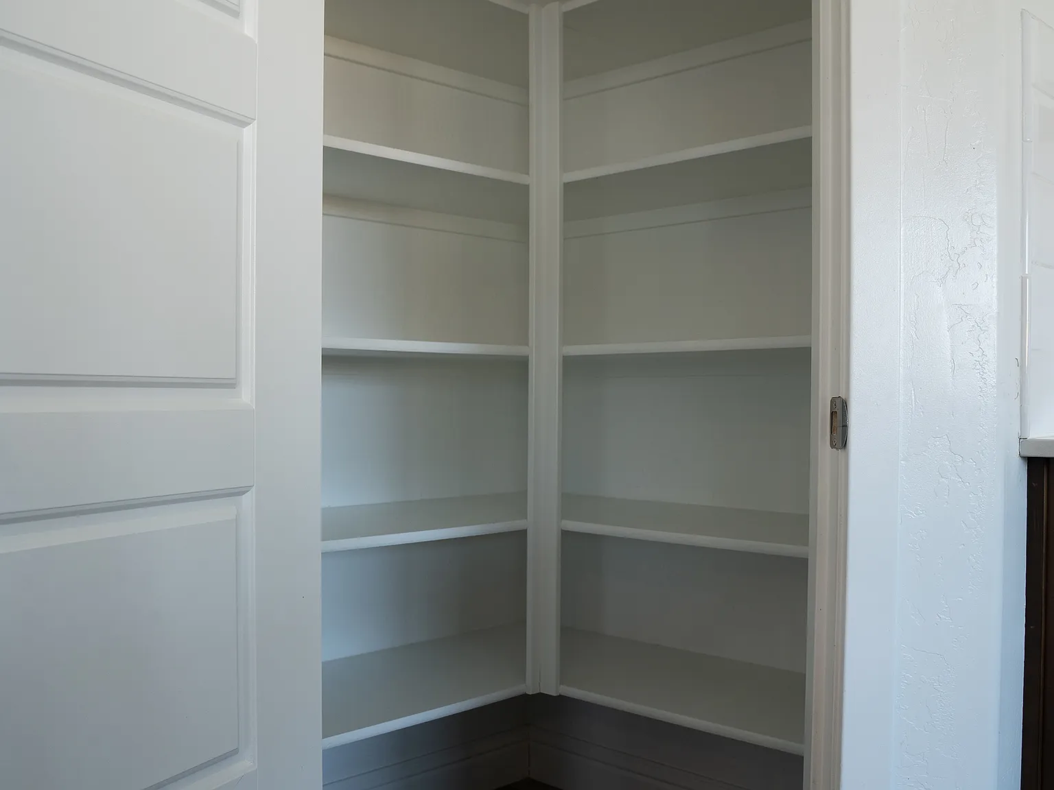 5 bed, 2348 sqft, $3,950 — Photo 2