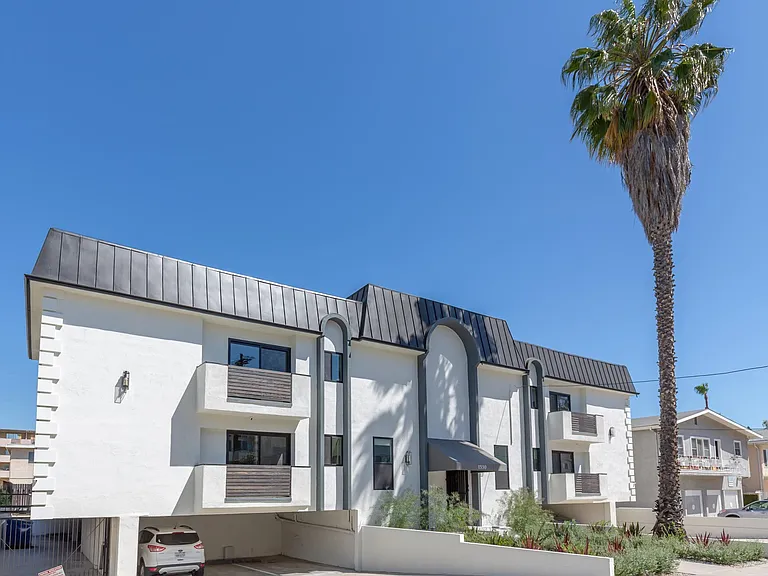1330 N Martel Ave — Photo 17