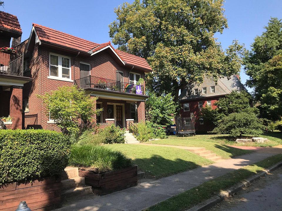 Front of 1719 - 21 Simpson. Built in 1926.
