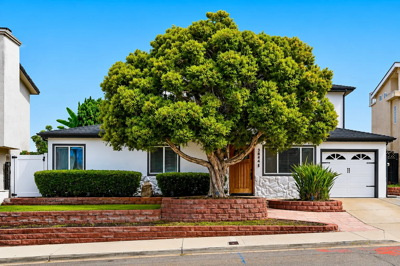 4 bed, 2.5 bath, 1924 sqft, $7,100 — Photo 1