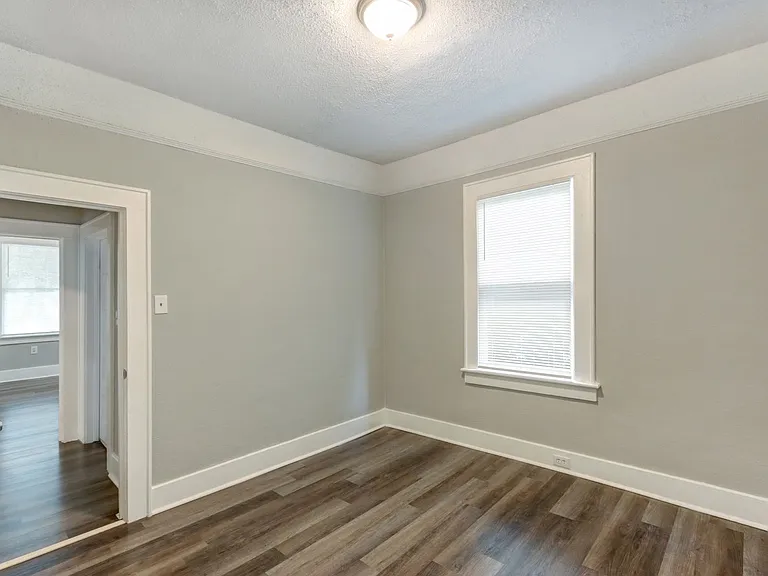 1013 W Victory Dr — Photo 11