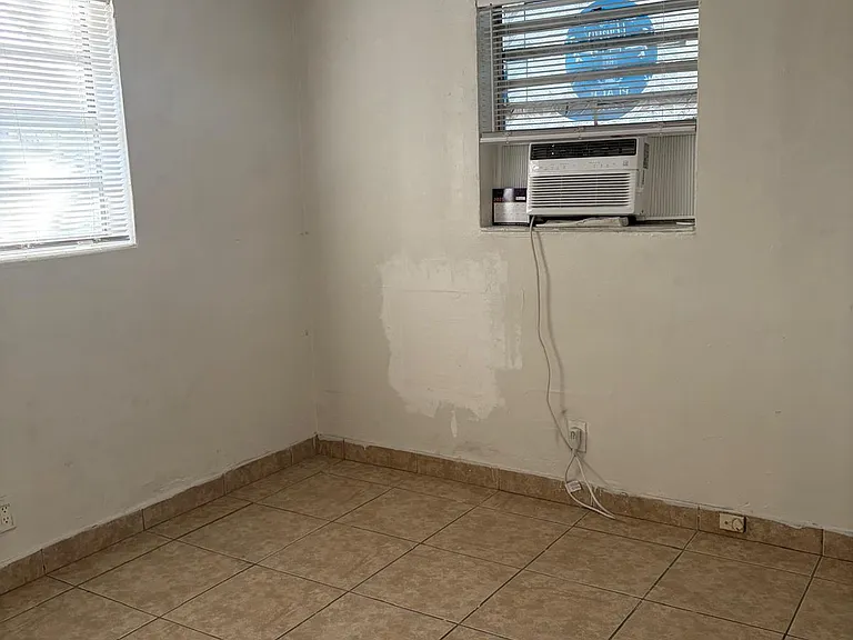 2359 Farragut St #B — Photo 1