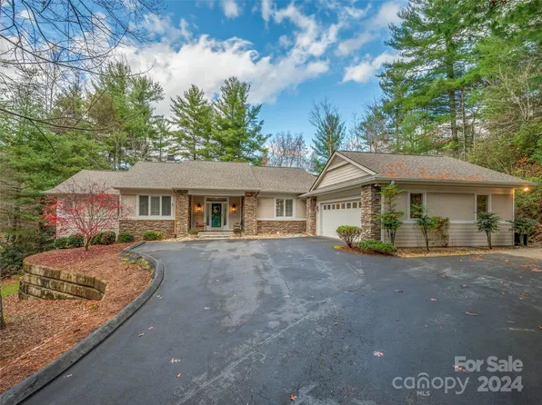 316 Sweetbriar Dr, Hendersonville, NC 28739