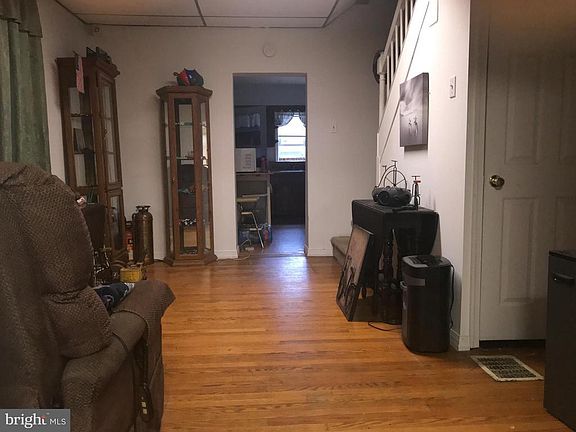 3rd image of 607 George St