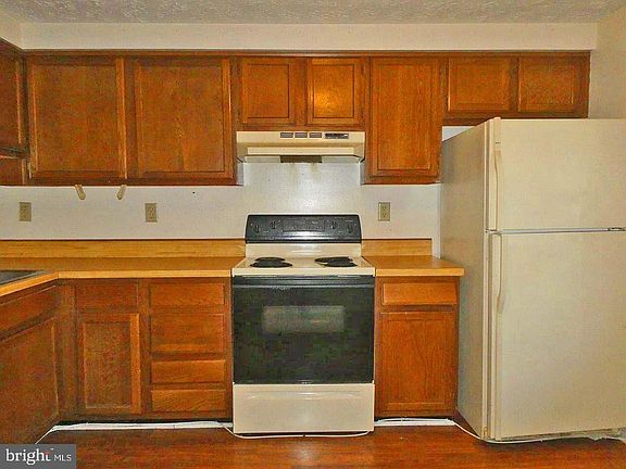 3rd image of 2094 Tanglewood Dr