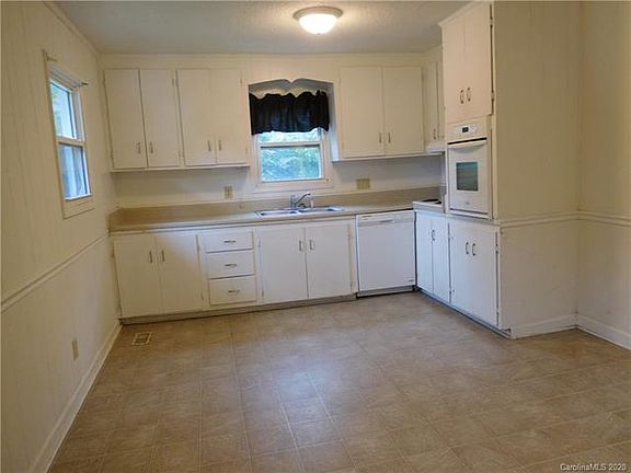 5th image of 2505 E Spencer Ave