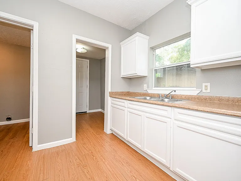 8007 Carver Rd — Photo 9