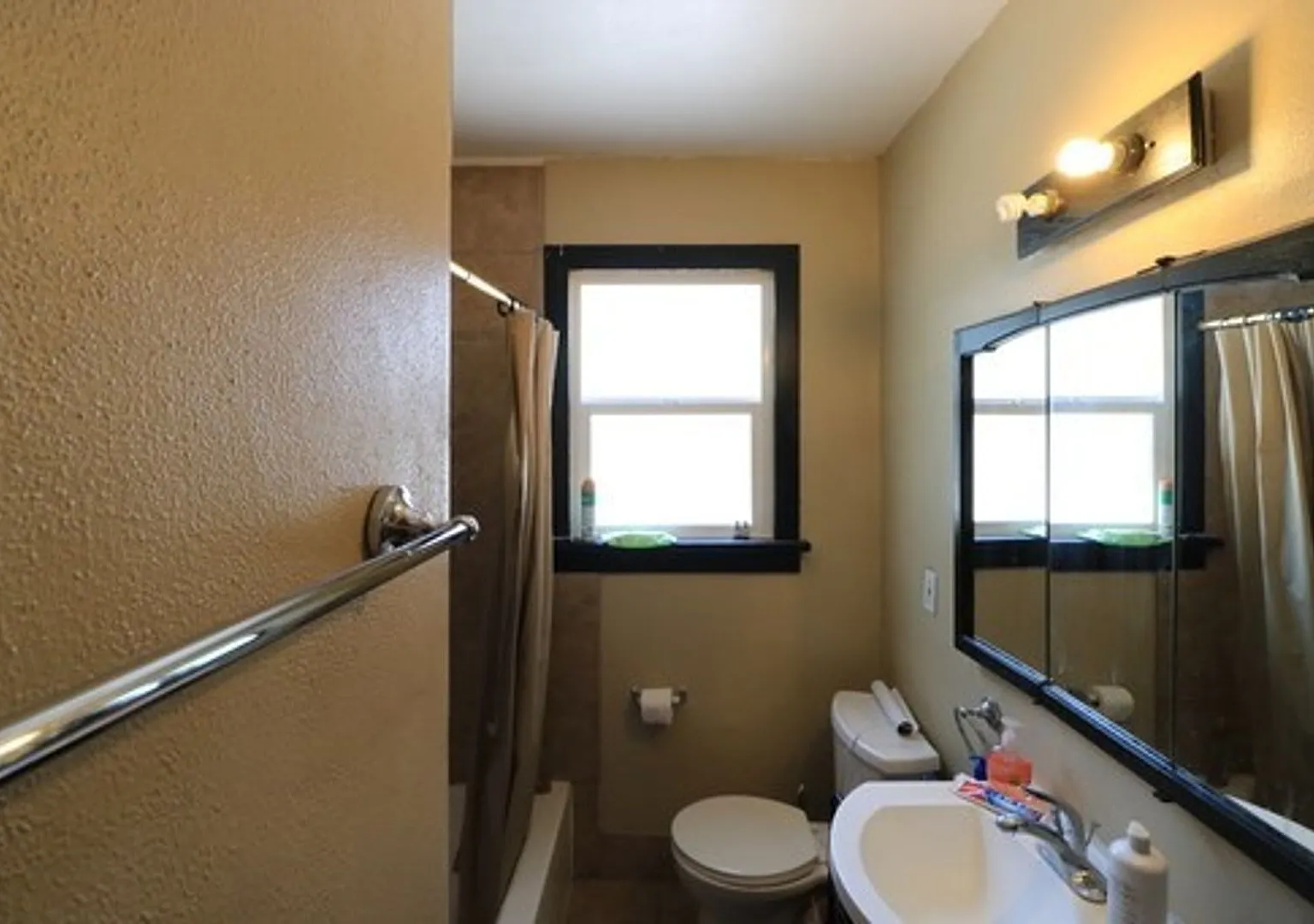 Large 5 Bed 2 Bath Duplex in Provo — Photo 4