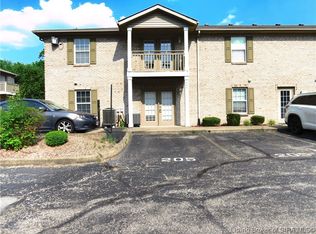 205 Colonial Club Dr, New Albany, IN 47150