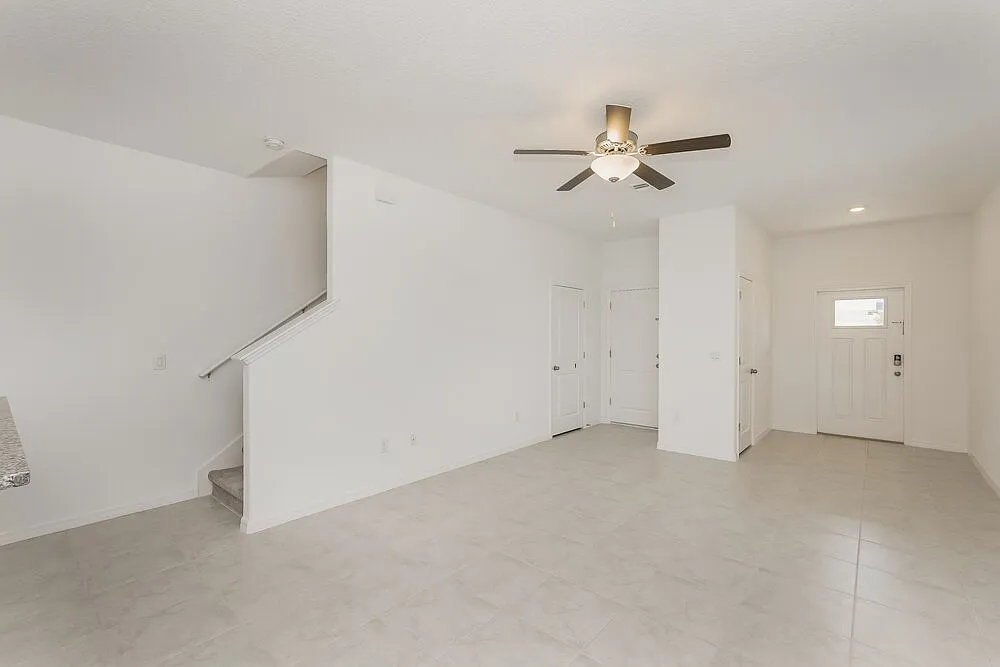 3 bed, 2.5 bath, 1624 sqft, $2,060 — Photo 4