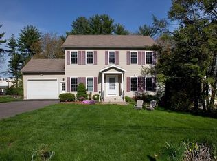 56 Blue Ridge Ln, West Hartford, CT 06117