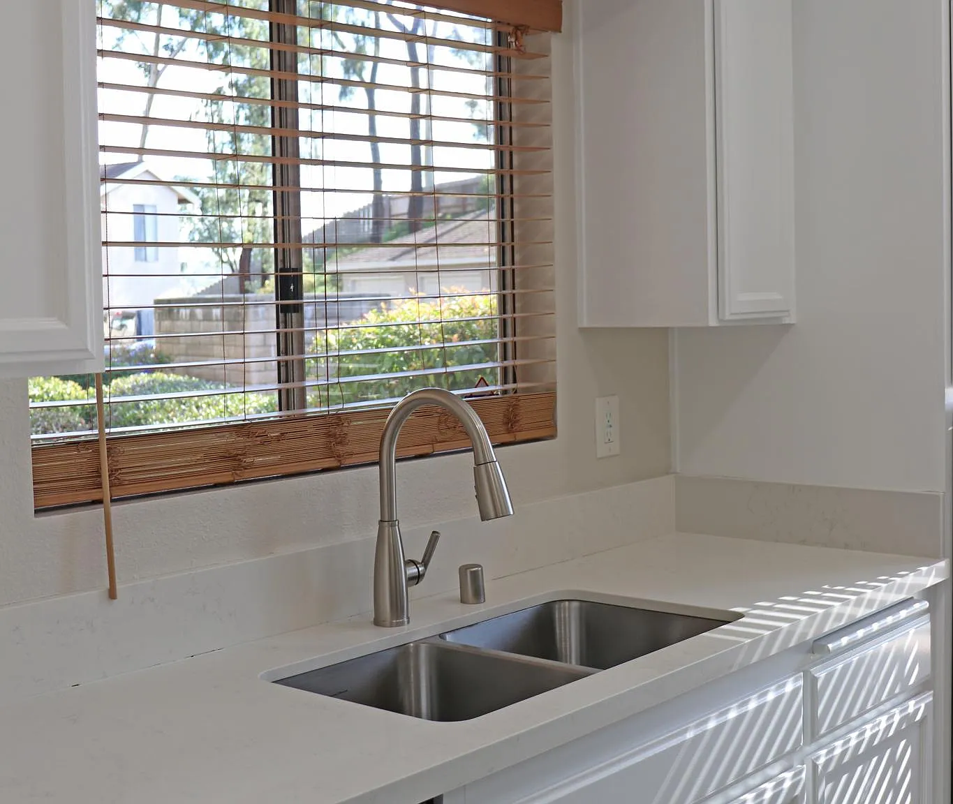 2 bed, 878 sqft, $2,700 — Photo 2