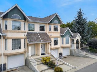 Village Green, Edmonton, AB T6J 7B7