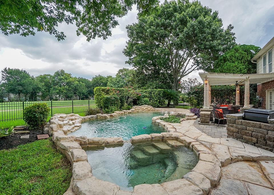 1st image of 1334 Woodfair Dr