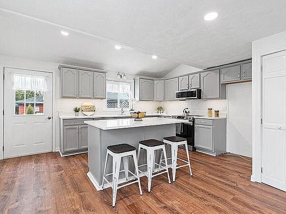 4th image of 11 Coggeshall Ave