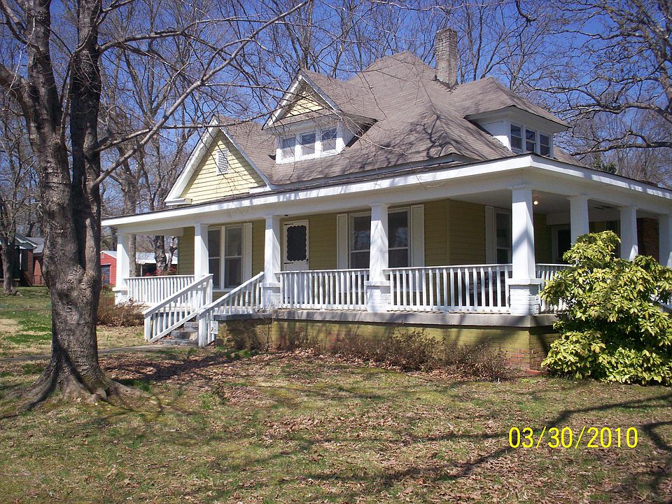 Front, L shaped porch, swing