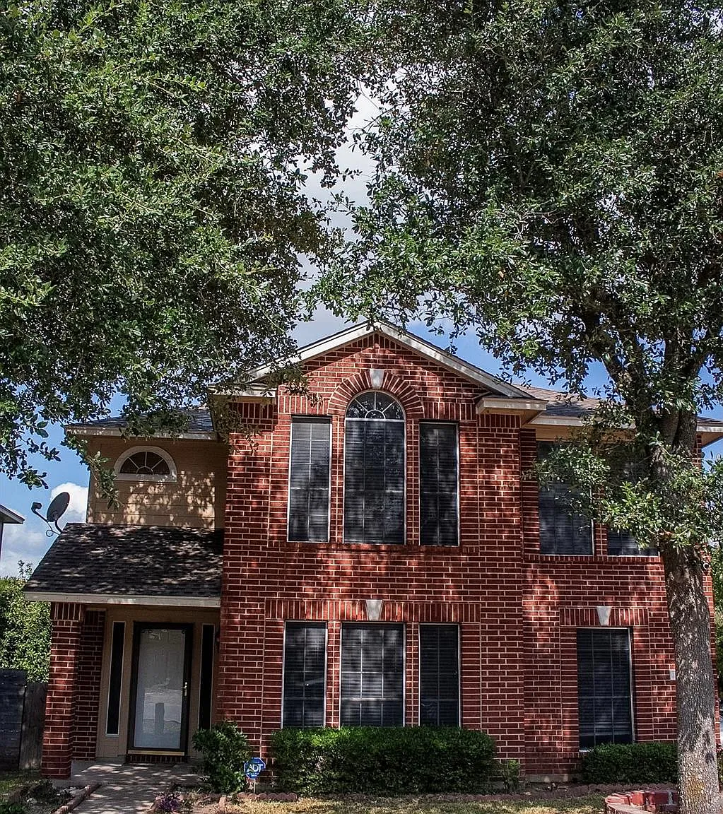3 bed, 2.5 bath, 1455 sqft, $2,300 — Photo 3