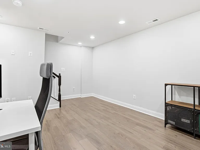 7140 Banbury Dr — Photo 38