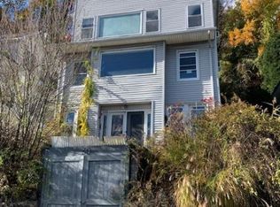 30 Oakdene Ter, Edgewater, NJ 07020