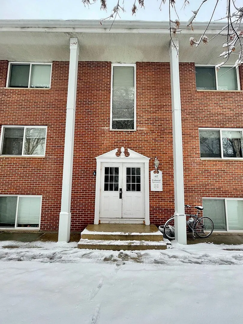 Colonial Apartments — Photo 1