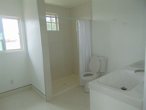 4th image of 655 Delcardo Ave