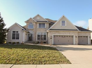 37 Pebblebrook Ct, Bloomington, IL 61705