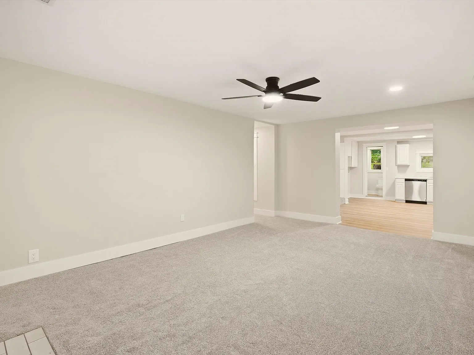 3 bed, 1.5 bath, 1384 sqft, $2,100 — Photo 3