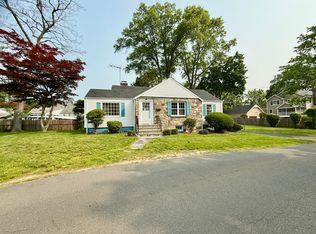 14 Hedge Dr, Norwalk, CT 06851