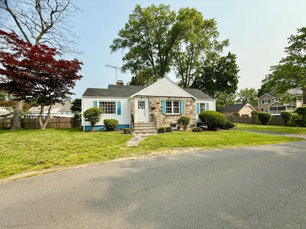 14 Hedge Dr