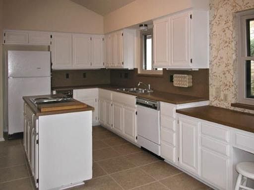 4th image of 2635 COUNTRY SQ