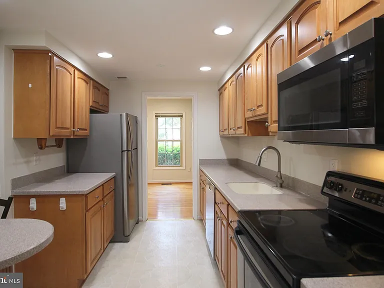 436 N Park Dr — Photo 9