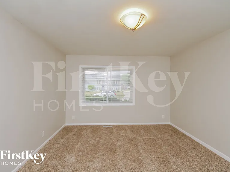 823 Oriole Dr — Photo 12