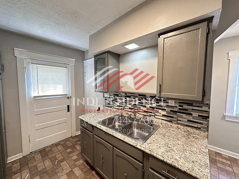 2720 Dwight Ave — Photo 9