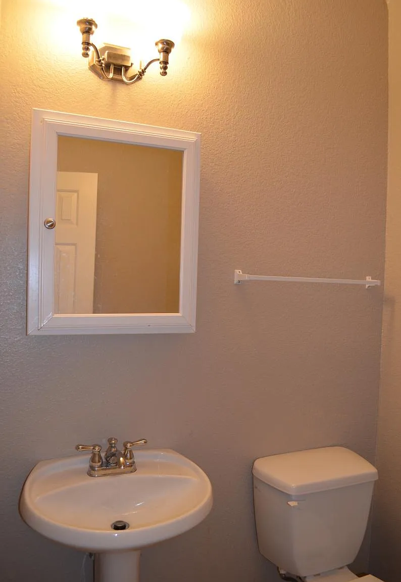 4 bed, 2.5 bath, 3001 sqft, $2,900 — Photo 4