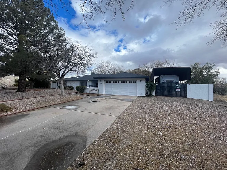 2046 Piccadilly Ln — Photo 2