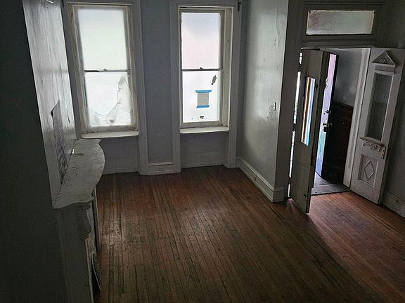 3rd image of 2217 W Ontario St