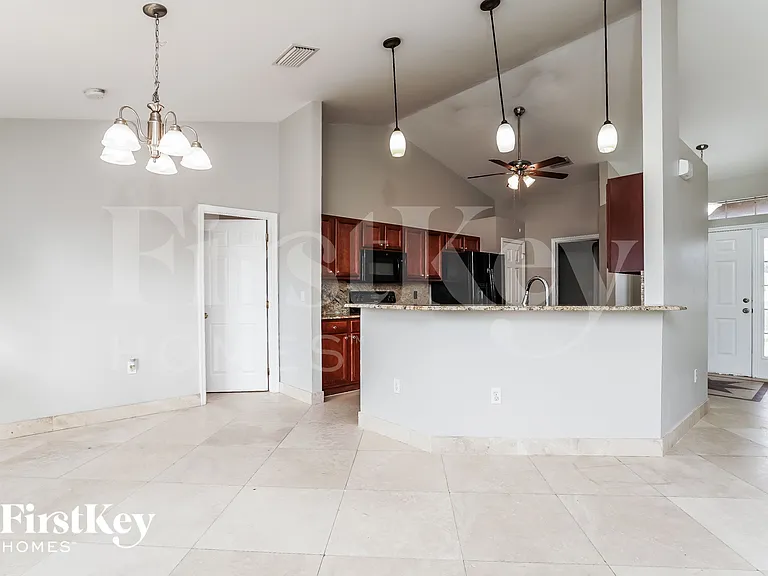 1606 SW 14th St — Photo 5