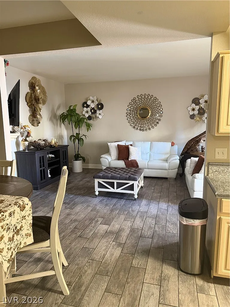 3 bed, 2.0 bath, 1131 sqft, $2,000 — Photo 4