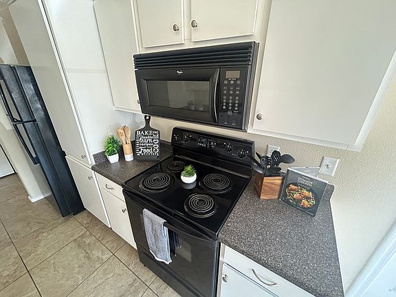 4th image of 1941 S Pierpont Dr